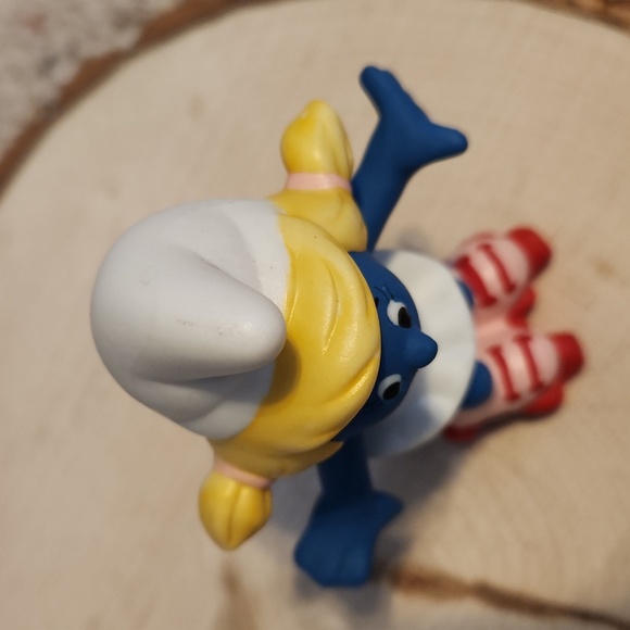 Wallace & Berrie Smurfette on Rollerskates Porcelain Figurine 1982 - Picture 3 of 7